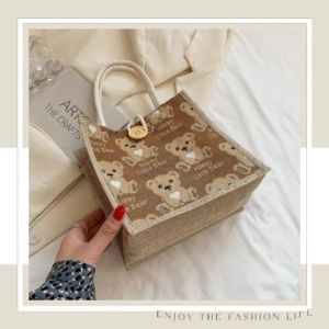 LHFriday พร้อมส่งทุกพื้นที่ กระเป๋าแฟชั่นทรงสวยๆ รุ่นนี้มี 3 สี เป็นงานน้องหมีน่ารักมากๆ ขนาดเล็กะทัดรัดพกพาง่ายมาก สั่งเลยสินค้าพร้อมส่งแล้วตอนนี้