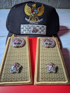 ENK ATRIBUT TOPI DAN PANGKAT KADES PAKE NAMA DI TOPI