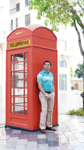 Áo polo nam màu xanh xám với sọc trắng và xanh dương cổ áo có cúc túi ngực nhỏ phù hợp cho trang phục thường ngày.