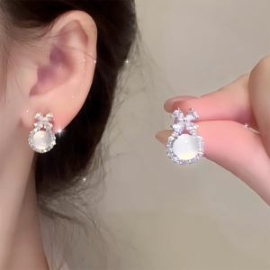 ต่างหูรูปดอกไม้สี่ใบประดับเพชรเทียม ต่างหูแบบติดหูสำหรับผู้หญิง ดีไซน์หรูหรา ดีไซน์ชาติพันธุ์ ต่างหูแบบติดหูขนาดเล็ก ดีไซน์ทันสมัย