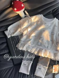 ชุดสองชิ้นน่ารักสำหรับเด็กผู้หญิง ชุดสเวตเตอร์คอตั้งลายการ์ตูนและถุงเท้า ชุดลำลองสำหรับเด็ก ชุดฤดูใบไม้ร่วง 2025