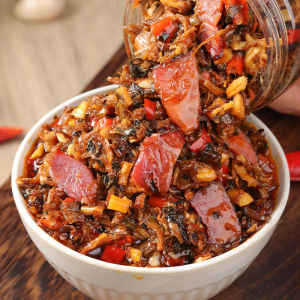 อาหารหมูที่เก็บรักษาไว้พร้อมกับบ้านไร่ที่แท้จริงโฮมเมดกะหล่ำปลีเค็มรสเผ็ดน่ารับประทานและหัวไชเท้าแห้งบรรจุขวด