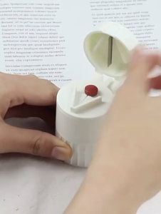 อเนกประสงค์ 4ใน1 ​​พกพาสะดวก เครื่องตัดยา(สามารถบดเป็นผง)เครื่องตัดยาใหม่ กล่องยา ที่แยกยา พกพาง่าย เหมาะกับการเดินทาง​