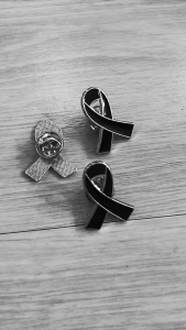 **พร้อมส่งจากไทย** เข็มกลัด ไว้อาลัย รูปโบว์ ขนาด 2*2.8 ซม.