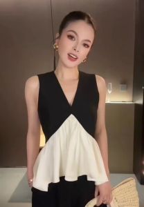 เสื้อครอป คอวีแขนกุดสีดำ แต่งระบายชายเสื้อทรงหางปลาสีขาว ดีไซน์หรูหรา แมทซ์ได้หลายลุค #3056