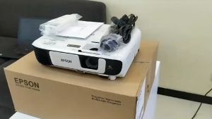 Proyektor Epson EB X450: Solusi Proyeksi untuk Ruangan Besar