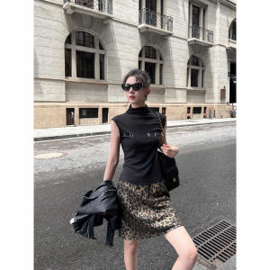 Qingwen Leopard Print Mini Skirt Womens Autumn 2025 New High Waist A-Line Skirt Slimming Wrap around Silver Grey Beautiful