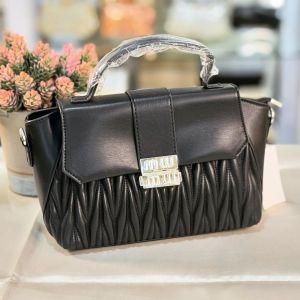 Tas Pesta Kondangan Shoulder Bag Fashion dengan Aksen Ruffle dan Ritsleting Logam Tersedia dalam Warna Pink Hitam Biru Muda dan Emas.