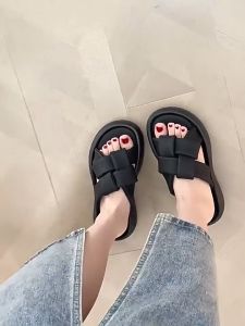 KORS รองเท้าแตะผู้หญิง รองเท้าแตะ ไป ทะเล ผู้หญิง การออกแบบทอ เพิ่มความหนาด้านล่าง น้ำหนักเบานุ่ม รองเท้าสตรีฤดูร้อน 2025