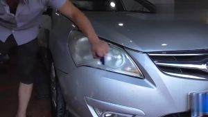 ชุดขัดไฟหน้า เครื่องขัดเงาไฟหน้ารถยนต์ ชุดขัดเคลือบไฟหน้า ฟื้นฟูโคมไฟหน้า น้ำยาพ่นเคลือบไฟหน้า แบบคีบแบตเตอร์รถยนต์ยาว 1.5 กระดาษทราย 2,000 มาตรฐาน กระดาษกาว น้ำยาขัด ชุดฟื้นฟูโคมไฟหน้า น้ำยา Car Headlight Polish Repair Tool Kit