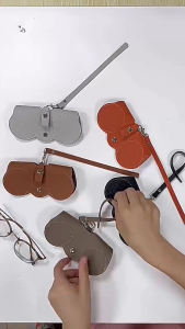 กระเป๋าใส่แว่นตาพร้อมบรรจุภัณฑ์ กระเป๋าใส่แว่นกันแดดพกพา กระเป๋าหนังนิ่ม กล่องเก็บแว่นกันแดด แขวนได้ คุณภาพดี