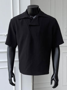 เสื้อยืดคอโปโลผ้าไหมน้ำแข็งสีดำ แขนสั้น คอวี ทรงหลวม ระบายอากาศได้ดี สำหรับผู้ชาย ฤดูร้อน 2025 เสื้อยืดคอโปโลสไตล์อเมริกัน
