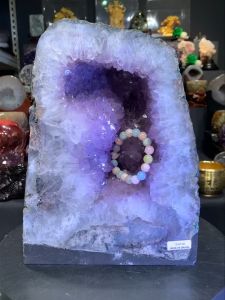 mini amethyst crystal geode crystal cave #johorbahru #crystal五行土💯天然紫晶洞 透亮光泽✨大紫晶花✅ 黑碧玺共生👍 边部都是天然幽灵➡️绿+白+红幽灵👍👍能量好磁场🧲  高Height: 30.5cm 宽Width: 22.5cm x 16cm 洞深Hole: 6.5cm 重Weight: 13.6kg  📍Johor Bahru 区可自行取货或邮寄服务