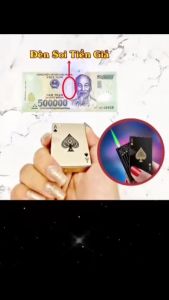 BẬT LỬA KHÈ HÌNH LÁ BÀI CÓ ĐÈN SOI TIỀN GIẢ MÀU ĐEN KIM LOẠI