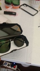 Kacamata Photocromic 0.50-6.00: Solusi Kacamata Minus untuk Semua Usia\\n\\n Apa itu Kacamata Photocromic?\\n\\nKacamata photocromic adalah jenis kacamata yang dapat berubah warna secara otomatis sesuai dengan intensitas cahaya di sekitar pengguna. Saat berada di dalam ruangan atau pada malam hari, kaca akan tampak transparan, sedangkan di luar ruangan atau saat terkena sinar matahari langsung, kaca akan berubah menjadi gelap secara otomatis untuk melindungi mata dari paparan sinar UV dan cahaya terang.\\n\\n Fungsi Kacamata Photocromic\\n\\nKacamata photocromic memiliki fungsi utama untuk melindungi mata pengguna dari paparan sinar matahari langsung dan sinar UV. Selain itu, kacamata ini juga dapat membantu mengurangi kelelahan mata yang disebabkan oleh paparan cahaya terang.\\n\\n Keuntungan Menggunakan Kacamata Photocromic\\n\\nMenggunakan kacamata photocromic memiliki beberapa keuntungan, antara lain:\\n\\n- Melindungi mata dari paparan sinar matahari langsung dan sinar UV\\n- Membantu mengurangi kelelahan mata yang disebabkan oleh paparan cahaya terang\\n- Tidak perlu membawa dua pasang kacamata (untuk dalam ruangan dan luar ruangan)\\n- Mudah digunakan dan tidak memerlukan perawatan khusus\\n\\n Kacamata Photocromic untuk Penggunaan Sehari-hari\\n\\nKacamata photocromic sangat cocok digunakan untuk penggunaan sehari-hari, baik untuk wanita maupun pria. Kacamata ini dapat digunakan saat bepergian, berolahraga, atau melakukan aktivitas di luar ruangan lainnya.\\n\\n Kacamata Photocromic Wanita & Pria\\n\\nKacamata photocromic tersedia dalam berbagai model dan desain yang cocok untuk wanita maupun pria. Kacamata ini memiliki desain yang modern dan stylish, sehingga tidak hanya melindungi mata tetapi juga menambah penampilan pengguna.\\n\\n Kacamata Photocromic untuk Semua Usia\\n\\nKacamata photocromic cocok digunakan oleh semua usia, baik anak-anak, remaja, dewasa, maupun orang tua. Kacamata ini dapat membantu melindungi mata dari paparan sinar matahari langsung dan sinar UV, sehingga mengurangi risiko terjadinya masalah mata di masa depan.\\n\\n Cara Menggunakan Kacamata Photocromic\\n\\nBerikut ini adalah langkah-langkah untuk menggunakan kacamata photocromic:\\n\\n1. Sesuaikan ukuran kacamata dengan wajah pengguna.\\n2. Jika diperlukan, atur posisi kacamata agar nyaman digunakan.\\n3. Gunakan kacamata photocromic saat berada di luar ruangan atau terkena sinar matahari langsung.\\n4. Jika tidak digunakan, simpan kacamata di tempat yang aman dan jauh dari paparan sinar matahari langsung.\\n\\n Menyesuaikan Kacamata Photocromic dengan Kebutuhan\\n\\nKacamata photocromic dapat disesuaikan dengan kebutuhan pengguna, baik dari segi desain maupun fungsionalitas. Misalnya, jika pengguna lebih suka model kacamata tertentu, mereka dapat memilih kacamata photocromic dengan desain yang sesuai. Selain itu, kacamata photocromic juga tersedia dalam berbagai jenis lensa, mulai dari lensa biasa hingga lensa khusus untuk aktivitas tertentu.\\n\\n Perawatan Kacamata Photocromic\\n\\nPerawatan kacamata photocromic cukup mudah. Berikut ini adalah beberapa tips untuk merawat kacamata photocromic:\\n\\n- Jangan menyimpan kacamata di tempat yang lembab atau panas.\\n- Gunakan lap khusus untuk membersihkan kaca.\\n- Jangan menggosok kaca dengan benda keras atau kasar.\\n\\n Kacamata Photocromic 0.50-6.00: Fitur & Spesifikasi\\n\\nKacamata photocromic 0.50-6.00 memiliki fitur dan spesifikasi sebagai berikut:\\n\\n- Lensa: Photocromic lensa\\n- Jangkauan: 0.50-6.00\\n- Box: 1 pcs\\n- Lap: 1 pcs\\n\\n Kacamata Photocromic dengan Box & Lap\\n\\nKacamata photocromic 0.50-6.00 dikemas dalam box dan dilengkapi dengan lap khusus untuk membersihkan kaca. Box dan lap ini sangat berguna untuk merawat kacamata photocromic dan menjaga kebersihan lensa.\\n\\nJadi, jika Anda mencari solusi kacamata minus yang praktis dan stylish, kacamata photocromic 0.50-6.00 bisa menjadi pilihan yang tepat. Dengan fitur dan spesifikasi yang lengkap, kacamata ini akan melindungi mata Anda dari paparan sinar matahari langsung dan sinar UV, serta menambah penampilan Anda menjadi lebih menarik.\"