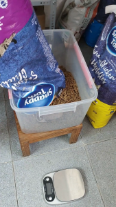 Thức ăn hạt SNAPPY TOM cho mèo có topping cá cơm khô