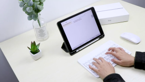 แป้นพิมพ์ พร้อมไฟ LED เมาส์ไร้สาย Bluetooth คีย์บอร์ดบลูทูธไร้สาย ใช้ได้กับโทรศัพท์มือถือ แท็บเล็ต มีภาษาไทยและภาษาอังกฤษ 10 นิ้ว