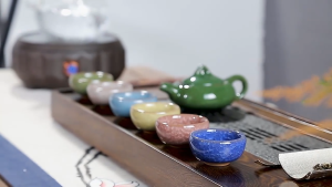 Bộ ấm trà kèm 6 chén nhỏ các màu men rạn rất đẹp chống bám bẩn