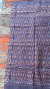 ผ้าไหมมัดหมี่ ผ้าไหมทอมือ ลายหมากรุกแวววาว ย.242 x ก.100 ซม.