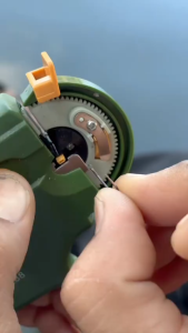 Máy buộc dây lưỡi câu cá tự động dùng pin – Giải pháp cho mối buộc chắc chắn và đẹp mắt