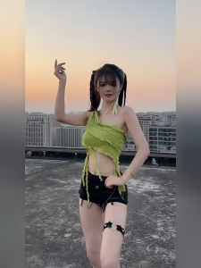 Áo vai chéo viền rỗng không đều ngắn thiết kế hot girl