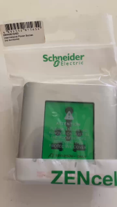 Ổ cắm đa năng Schneider E84426 16A Zencelo dùng chuẩn cho tất cả các loại phích cắm
