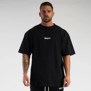 Vq โอเวอร์ไซส์ เสื้อยืดออกกําลังกายผู้ชาย ฤดูร้อน วิ่งฝึกซ้อมแขนกลาง หลวม ชุดกีฬาแขนสั้นแห้งเร็ว ลำลอง เสื้อผ้า