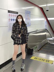 Spring and Autumn Pure Cotton American Retro Black and White Gingham Shirt Womens Loose Mid Length Long Length K-style Brushed Couple Coat