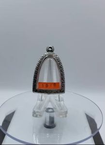 No.(1010) ตลับพระ กรอบพระสแตนเลสลายไทย รูปหล่อ ลอยองค์ ขนาดวงใน 2.4*3.3 ซม. ขนาดที่ใส่สวย 2.1*2.9 ซม. หรือขนาดพระที่ใกล้เคียง