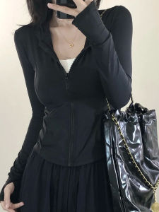 เสื้อคลุมกันแดดผ้าไหมน้ำแข็งสำหรับผู้หญิง ฤดูร้อน 2025 ใหม่ ความรู้สึกเย็น ระบายอากาศได้ดี กันยูวี นอก Trời เสื้อคลุมกันแดดแบบมีฮู้ด