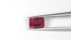 Đá Quý Ruby Emerald Cắt Giác Cạnh Màu Máu Bồ Câu Độ Cứng Mohs 0.03ct Dùng Làm Đồ Trang Sức Quà Tặng Hạt Đá Quý.