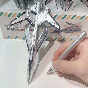 ปากกาลูกลื่นแบบมีไฟเรืองแสง รุ่น Invisible Fighter Jet การ์ตูน ตัวเรือนพลาสติก สีดำ สี หมึกแห้งเร็ว นักเรียน ชิ้น อุปกรณ์ตกแต่งโต๊ะทำงาน ของขวัญ