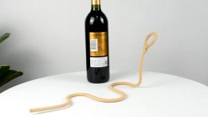 ที่วางขวดไวน์ ชั้นวางขวดไวน์ โซ่แขวนขวดไวน์ ชั้นวางขวดไวน์เหล็กดัด พรอพแต่งบ้าน ของขวัญกวนๆ สไตล์ยุโรป สําหรับตกแต่งบ้าน ห้องนั่งเล่น ที่วางขวดไวน์รูปทรงลอยได้ คอลเลกชันชั้นวางไวน์