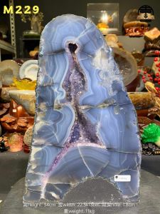 JB direct from kilang 100%natural agate amethyst geode crystal cave 💦风水五行“金+火” 💯天然玛瑙紫晶洞 全蓝纹玛瑙+方解石💰 洞里紫水晶结晶+钛晶共生✅ 顶部晶体带有一颗橘色方解石小簇❤️ (如定制实木底座另加RM60⬅️双喜福利价) 高height: 34cm 宽width: 22.5x13cm 洞深hole: 1.8cm 重weight: 11kg