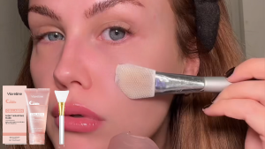 Viareline Collagen Tearing Mask ( With Brush ) Moisturizes and nourishes facial skin enhancing elasticity delicacy and radiance