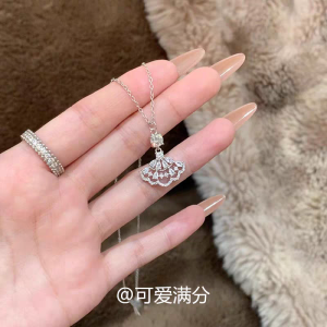 สร้อยคอแบบเจาะลูกปัดประดับเพชรสำหรับผู้หญิง สร้อยคอแบบหัวเข็มขัดแบบโปร่ง ชุบเงิน ทองแดงผสมสัมผัสหรูหรา เครื่องประดับแฟชั่น