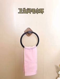 ห่วงพาดผ้าขนหนูเล็ก ติดผนัง ฐานไม้เหลี่ยม ห่วงสีดำ BA-08P