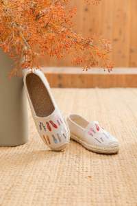 🌺🍀รองเท้าหุ้มส้น รองเท้าสลิปออนผู้หญิง งานแฮนด์เมด น่ารักของแทร่ พร้อมส่งจาก กทม.