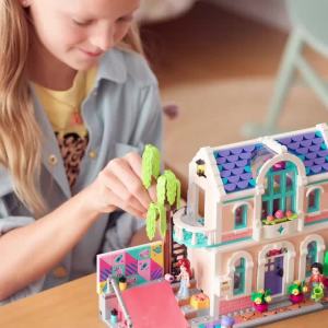 LEGO Friends 42687 Lianns Family House (946 Pieces)
