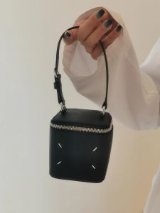 กระเป๋าสะพายไหล่ทรงสี่เหลี่ยมสุดเก๋สำหรับผู้หญิง กระเป๋าสะพายไหล่แบบผูกโบว์ด้วยมือ กระเป๋าถือแบบหนัง PU วัสดุอื่นๆ สำหรับทุกเพศ ทุกช่วงวัย ใช้ในชีวิตประจำวัน