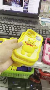 Ốp dẻo Iphone gấu Pooh và gấu dâu khoe bụng đáng yêu X/ Xs/ 11/ 12/ 13/ 14/ Pro/ Max/ Pro Max