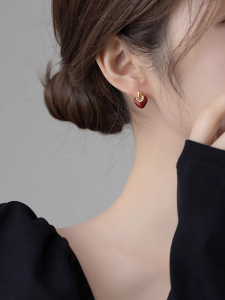 S925 Bông Tai Trái Tim Màu Đỏ Bạc Nguyên Chất Nữ Độc Đáo Thiết Kế Thanh Lịch Mới 2024 Tai Trang Sức Tươi Ra Tươi Trang Sức Thời Trang