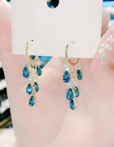 ต่างหูคริสตัลหยดน้ำสีน้ำเงินสะท้อนแสงยาวหรูหรา ดีไซน์เก๋ไก๋ ต่างหูแบบห่วงสำหรับผู้หญิง เครื่องประดับแฟชั่น
