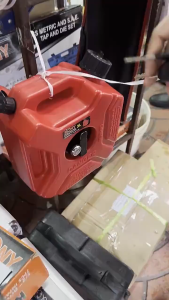 ถังน้ำมันสำรอง 5 ลิตร ถังน้ำมันดีเซลเบนซินถังสีดำรถยนต์รถจักรยานยนต์สำรองถังน้ำมันเบนซินถังสำรองพร้อมล็อคและกุญแจ ป้องกันการกัดกร่อน ป้องกันไฟฟ้าสถิต