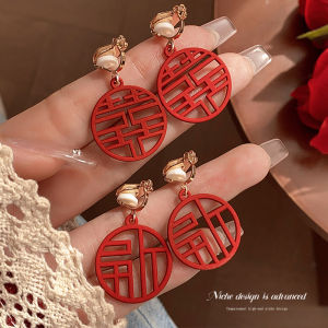 ต่างหูรูปตัวอักษรสีแดงสไตล์ย้อนยุคสำหรับผู้หญิง 2025 ต่างหูแบบใหม่ที่ดูหรูหราสำหรับเจ้าสาว ไม่ต้องเจาะหู ต่างหูแบบมีหู