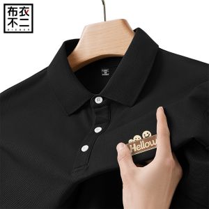 เสื้อยืดคอโปโลแขนสั้นสีดำ American Style ทรงห้าส่วน ทรงหลวม ทรงหลวม สำหรับผู้ชาย ฤดูร้อน 2025 เสื้อยืดคอโปโลพิมพ์ลาย