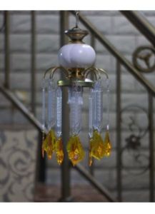 Lampu hias gantung kristal ruang tamu akrilik kuning.