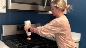 1Liter Hand Mixing Bottle Cupcake Pancake Muffin Waffle Pan Sauce Shaker Blender Batter Dispenser LA