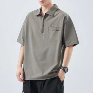 เสื้อโปโลผู้ชายแขนสั้นหลวมคอโปโลผ้าไหมน้ำแข็งฤดูร้อนเสื้อยืดลำลองสไตล์ญี่ปุ่นชุดสามชิ้นสำหรับใส่ทำงาน