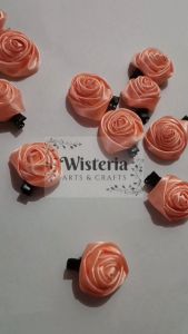 Jepit Mawar Satin untuk Gaya Rambut